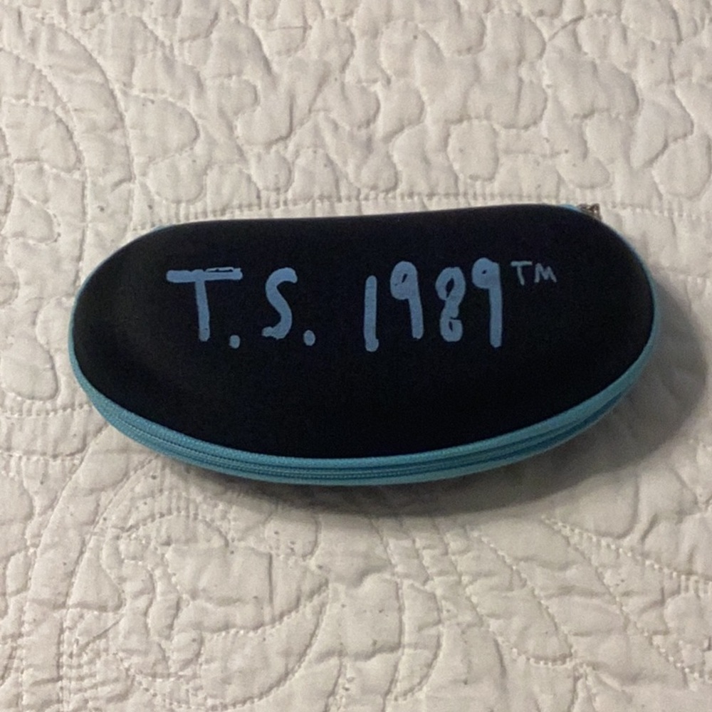 Taylor Swift Black and Blue Case